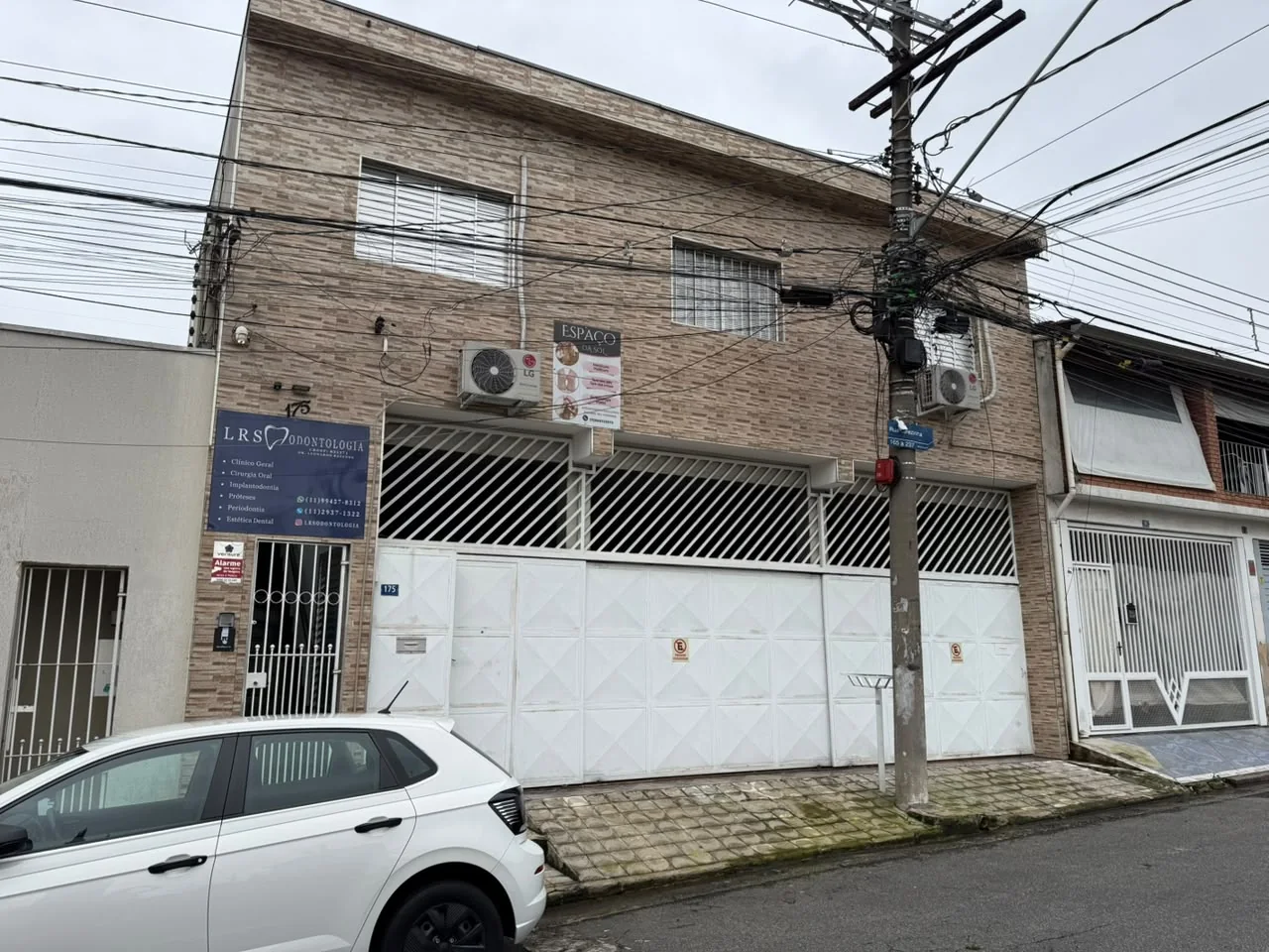 Fachada e rua do consultório em Guarulhos